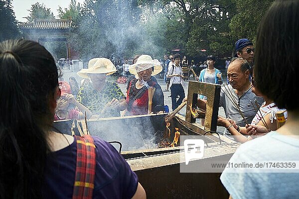 Touristen mit Räucherstäbchen im Lama Tempel  Peking  China  Asien