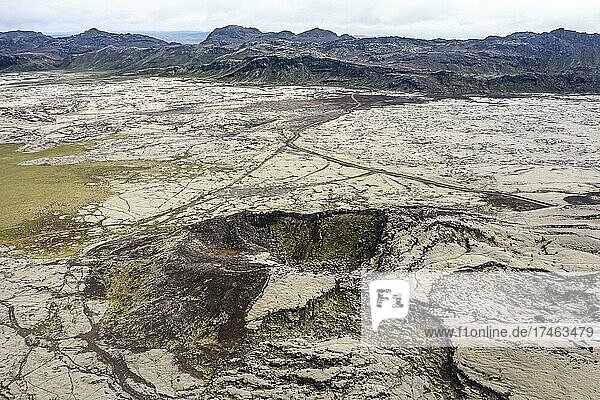 Vulkankrater  mit Moos bewachsene Landschaft  isländisches Hochland  Luftaufnahme  Reykjanes Halbinsel  Island  Europa