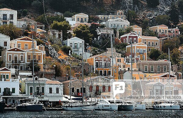 Blick auf die Häuser von Symi  Insel Symi  Griechenland  Europa