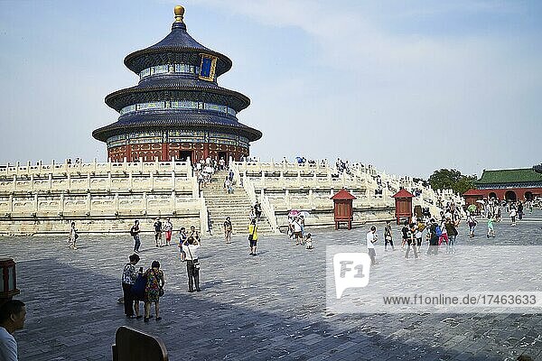 Halle des Erntegebets  Himmelsaltar mit Touristen  Peking  China  Asien