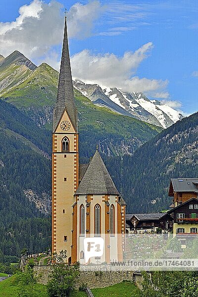 Pfarrkirche Heiligenblut in Heiligenblut,  hinten Glocknergruppe,  Nationalpark Hohe Tauern,  Mölltal,  Kärnten,  Österreich,  Europa