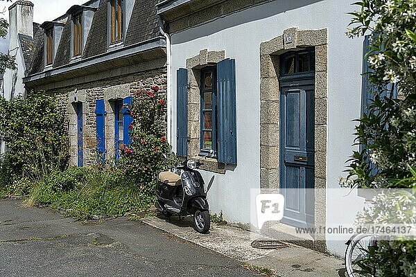 Blick in eine Gasse mit alten Häusern und einem Roller  Moped vor dem Hauseingang in Ville Close  historische Altstadt von Concarneau  Département Finistère  Bretagne  Frankreich  Europa