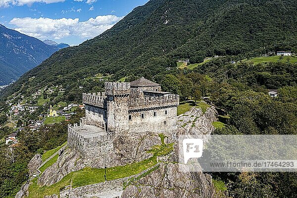 Luftaufnahme des Schlosses Sasso Corbaro  Unesco-Stätte Drei Schlösser von Bellinzona  Tessin  Schweiz  Europa