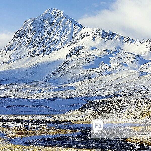 Tief verschneite  hohe Berge und Bach  Öxnadalur  Nordisland  Island  Europa
