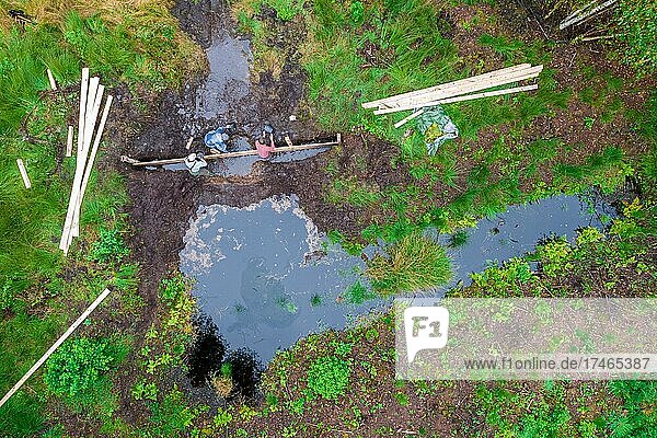 Moorschutz ist Klimaschutz  Drohnenaufnahme  Dammbau in der Bockholter Dose im Emsland  Verschluss von Entwässerungsgaben zur Wiedervernässung der Moorfläche  Niedersachsen  Deutschland  Europa