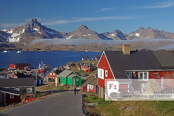Einfache Häuser und Straße  Fjord und Küstennebel  Berge mit Schnee  Arktis  Tasilaq  Nordamerika  Ostgrönland  Grönland  Dänemark  Nordamerika