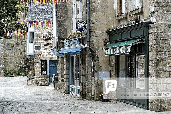 Blick in eine Menschenleere Gasse mit geschlossenen Geschäften in der historischen Altstadt von Guérande  Département Loire-Atlantique  Bretagne  Frankreich  Europa