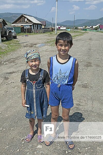 Burjatenkinder  8 und 5 Jahre  auf der Hauptstraße von Bolschoje Goloustnoje  Provinz Irkutsk  Sibirien  Russland  Europa