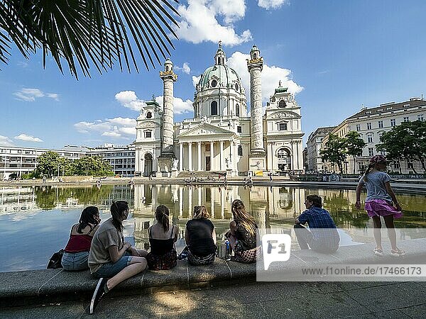 Karlskirche mit Brunnen  Wien  Österreich  Europa