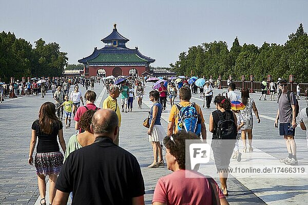 Danbi Bridge at the Altar of Heaven with tourists  Beijing  China  Asia