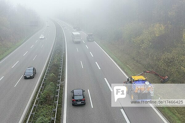 Mäharbeiten bei Nebel an Autobahn im Herbst  Schnellstraße  Baden-Württemberg  Deutschland  Europa