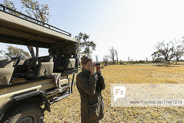 Frau mit Fernglas  Okavango-Delta  Botswana