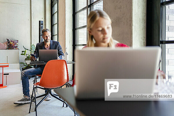 Geschäftsmann benutzt Laptop während der Arbeit im Coworking-Büro