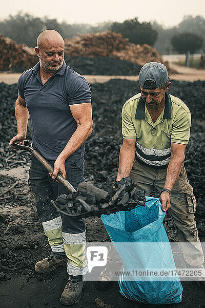 Arbeiter arbeiten in einer Kohlefabrik
