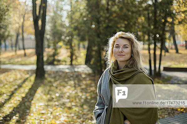 Schöne Frau mit Schal im Herbstpark