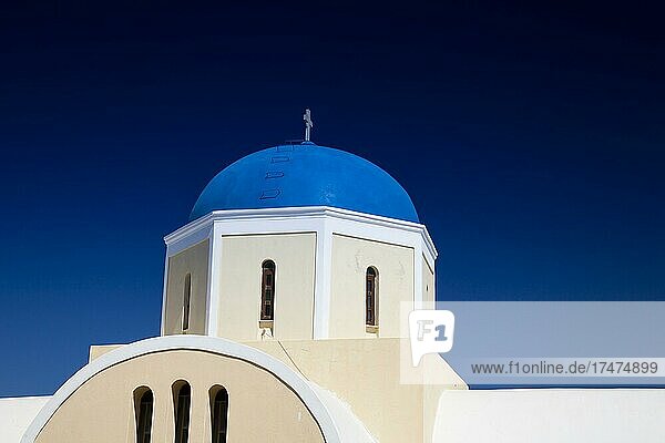 Blaue Kuppel der Kirche des Heiligen Georg,  Agios Georgios,  Oia,  Santorin,  Kykladen,  Griechenland,  Europa