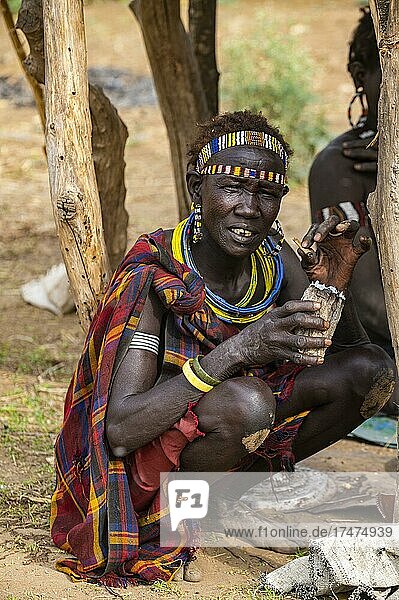 Traditionell gekleidete Frauen beim Rauchen  Jiye-Stamm  Bundesstaat Eastern Equatoria  Südsudan  Afrika
