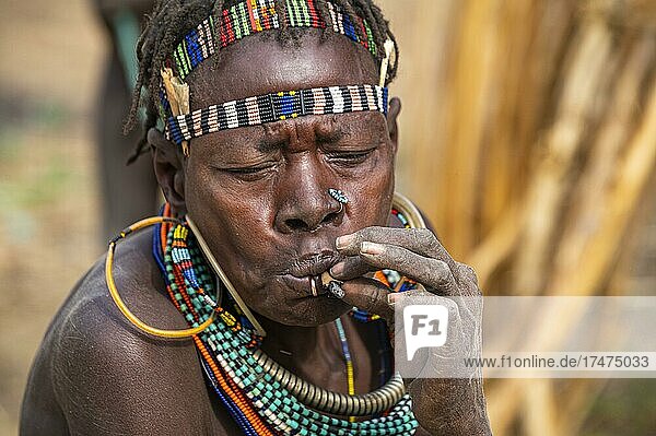Traditionell gekleidete Frauen beim Rauchen  Jiye-Stamm  Bundesstaat Eastern Equatoria  Südsudan  Afrika