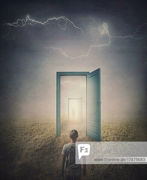 Teleportation Türen Konzept. Rückansicht einer Person  die vor einer Tür im Land steht  wie im Spiegel gesehen  wie ein Portal in eine andere Welt. Magische und surreale Szene mit gespenstischen Blitzen