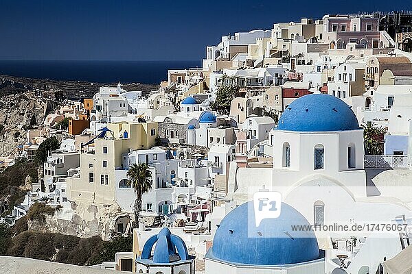 Blick auf Oia mit blauen Kuppeln,  Kykladen,  Santorin,  Griechenland,  Europa