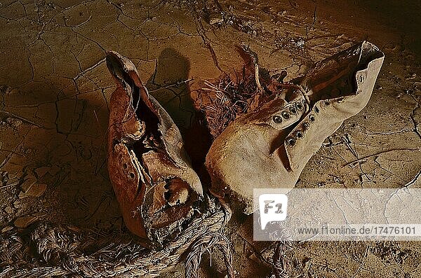 Alte Arbeitsschuhe  marodes Leder  alte Lederschuhe  alte Schnürschuhe  Arbeitsschuhe auf Lehmboden  Spanien  Europa