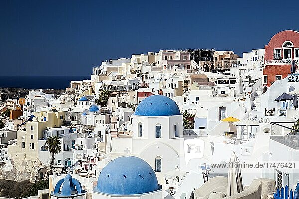 Blick auf Oia mit blauen Kuppeln  Kykladen Santorin  Griechenland  Europa