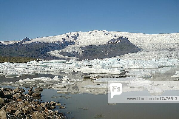 Icebergs and glaciers reflected in a lake  glaciers and mountains in the background  Fjallsarlon  Vatnajökull National Park  Iceland  Europe