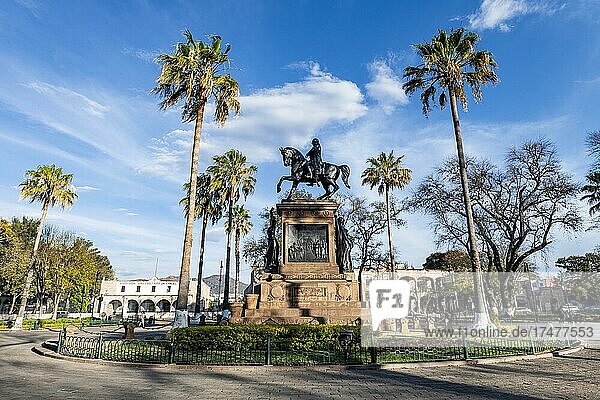 Morelos-Platz mit Morelos-Denkmal  Unesco-Stätte Morelia  Michoacan  Mexiko  Mittelamerika