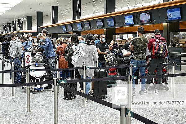Reisende beim Check-in Flughafen Zürich  Schweiz  Europa