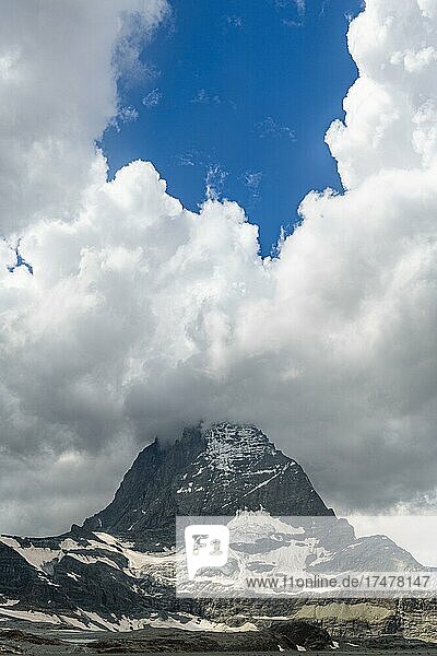 Matterhorn in Wolken  Zermatt  Schweiz  Europa