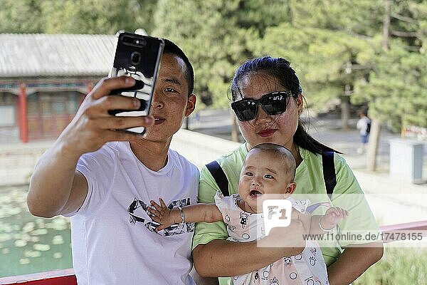 Chinese couple with child on a trip to the Summer Palace  Beijing  China  Asia