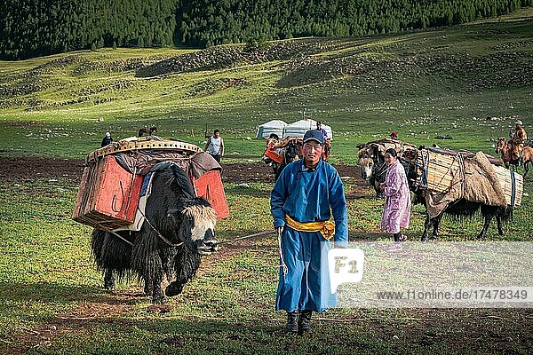 Die Nomadenfamilie zieht mit Yaks in den Sommer. Provinz Bayanhongor  Mongolei  Asien