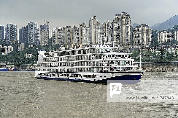 Cruise ship on the Yangtze River  Yichang  Hubei Province  China  Asia