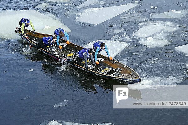 Kanurennen auf dem Eis  Sankt-Lorenz-Strom  Montreal  Provinz Quebec  Kanada  Nordamerika