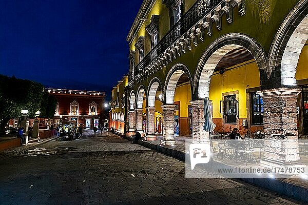 Historisches Zentrum der Unesco-Stätte San Miguel de Allende bei Nacht  Guanajuato  Mexiko  Mittelamerika
