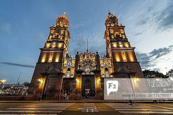 Kathedrale von Morelia bei Nacht  Unesco-Stätte Morelia  Michoacan  Mexiko  Mittelamerika