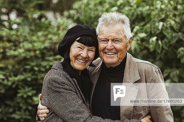 Porträt eines glücklichen älteren Paares  das sich am Wochenende im Park umarmt