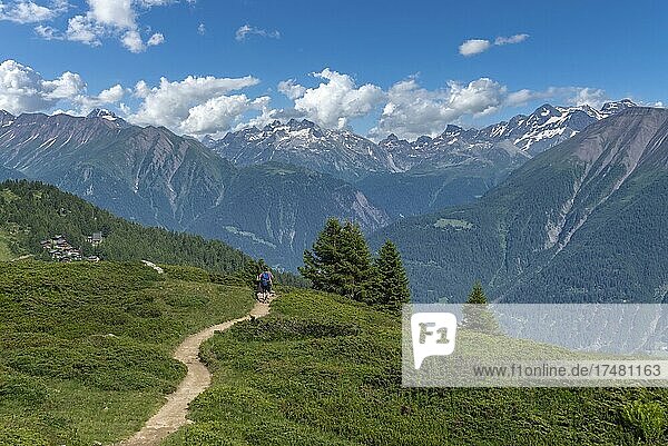 Landschaft und Wanderer am Panorama-Wanderweg  Bettmeralp  Wallis  Schweiz  Europa