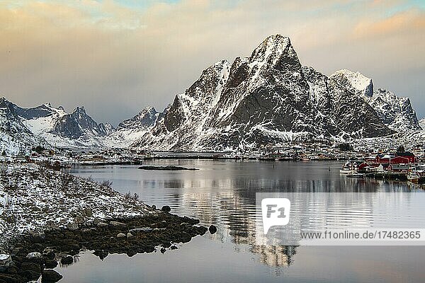 Winterliche skandinavische Landschaft  Meer  Berge  Schnee  Reine  Nordland  Lofoten  Norwegen  Europa