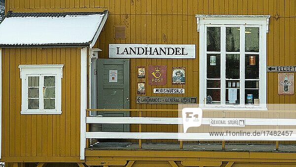 Bunte skandinavische Häuser  Architektur  Bootshaus  Nusfjord  Nordland  Lofoten  Norwegen  Europa