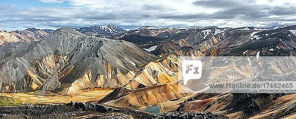 Luftaufnahme Landschaftspanorama Dramatische Vulkanlandschaft bunte Erosionslandschaft mit Bergen Lavafeld Landmannalaugar Fjallabak Naturreservat Suðurland Island Europa