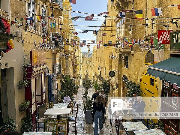Steile schmale Gasse mit Cafés in Altstadt von Valletta  Valletta  Malta  Europa