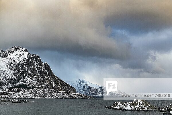 Winterliche skandinavische Landschaft  Sturm  Meer  Berge  Schnee  Hamnøy  Nordland  Lofoten  Norwegen  Europa