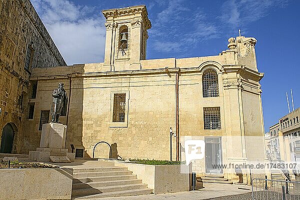 Erstes Gebäude erste Kirche bei Stadtgründung von Valletta aus Jahr 1566  heute Kirche Unserer Lieben Frau des Sieges  Our Lady of Victory Church  links Statue von Pawlu Boffa ehemaliger Ministerpräsident von Malta Valletta  Malta  Europa