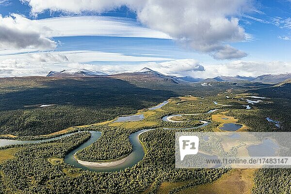 Blick ins Kamajokks Naturreservat und in den Sarek Nationalpark Luftaufnahme Fluss Gamajåhkå Kvikkjokk Lappland Schweden Europa