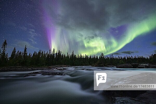 Nordlicht oder Aurora Borealis über Fluss Gamajåhkå oder Kamajåkkå Kvikkjokk Lappland Schweden Europa