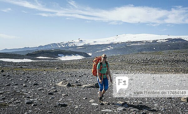Wanderin auf dem Wanderweg Fimmvörðuháls  karge Vulkanlandschaft  Þórsmörk Nature Reserve  Suðurland  Island  Europa