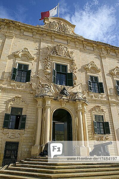Mit Kanonen flankierter Eingang in Gebäude Auberge de Castille  Amtssitz Sitz von Premierminister von Malta  Castille Place  Valletta  Malta  Europa