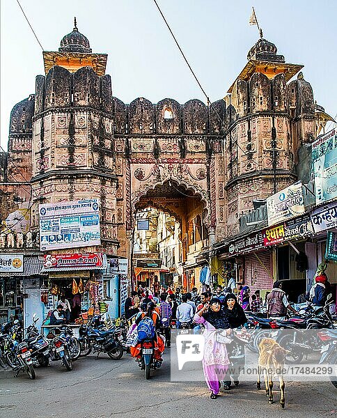 Gate to the old town  colourful markets and craftsmen in the old town of Bundi  Bundi  Rajasthan  India  Asia