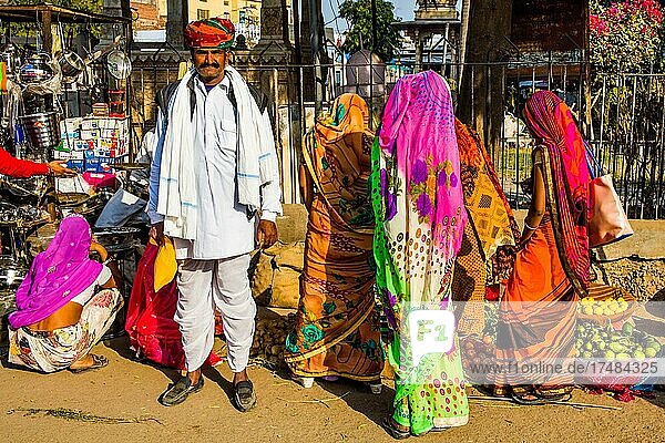Farbenfrohe Märkte und Handwerker in der Altstadt von Bundi  Bundi  Rajasthan  Indien  Asien